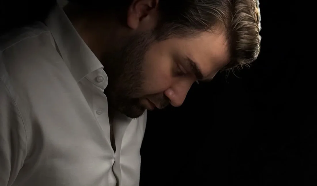 Dr. Burak Demirhan, koyu zeminde profil