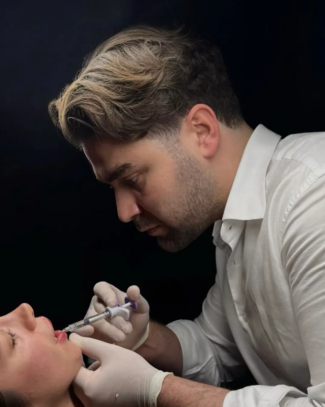 Dr. Burak Demirhan uygulama sırasında