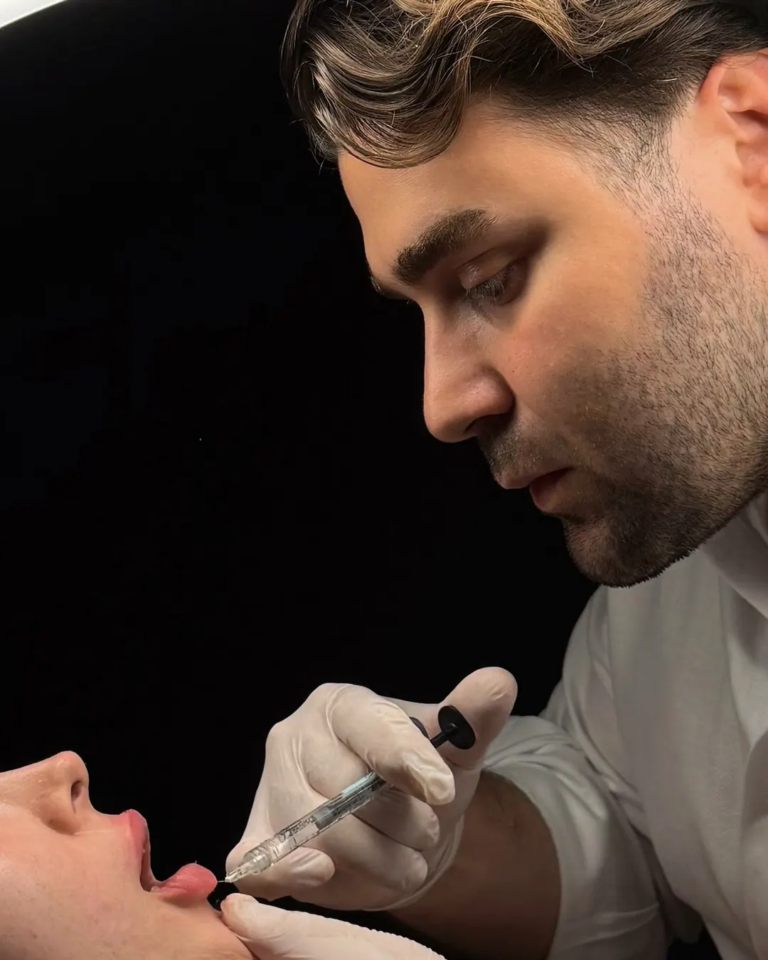 Dr. Burak Demirhan uygulama sırasında, yakın plan