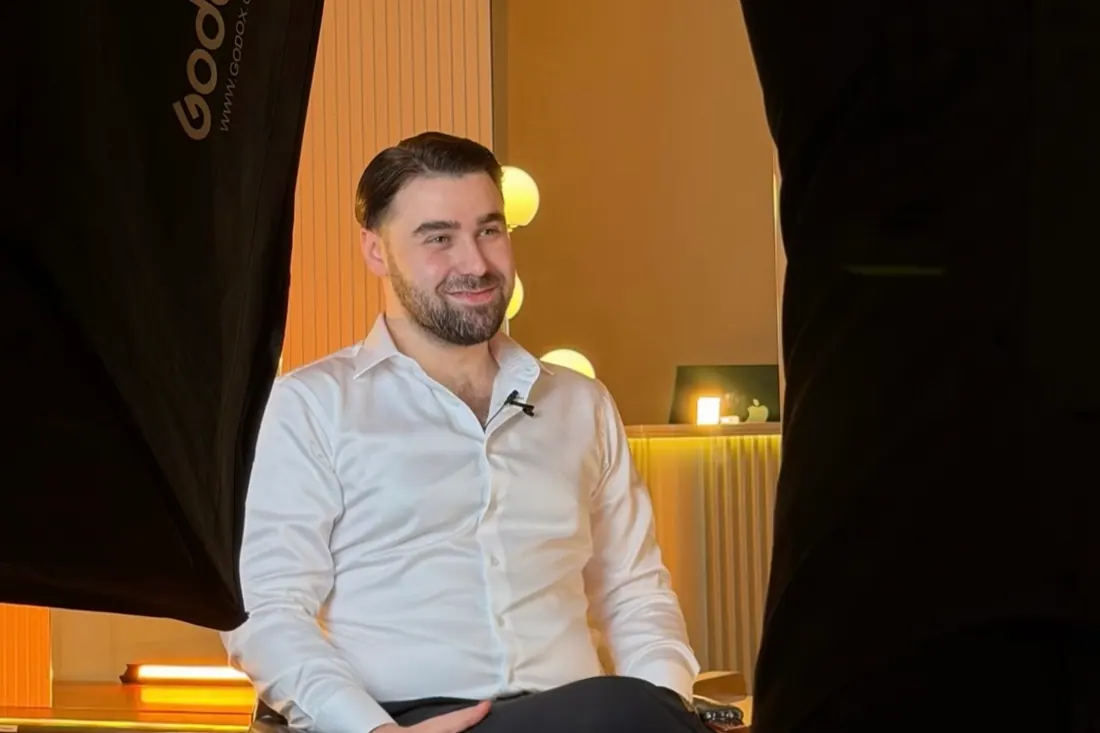 Dr. Burak Demirhan, çekim stüdyosunda oturmuş