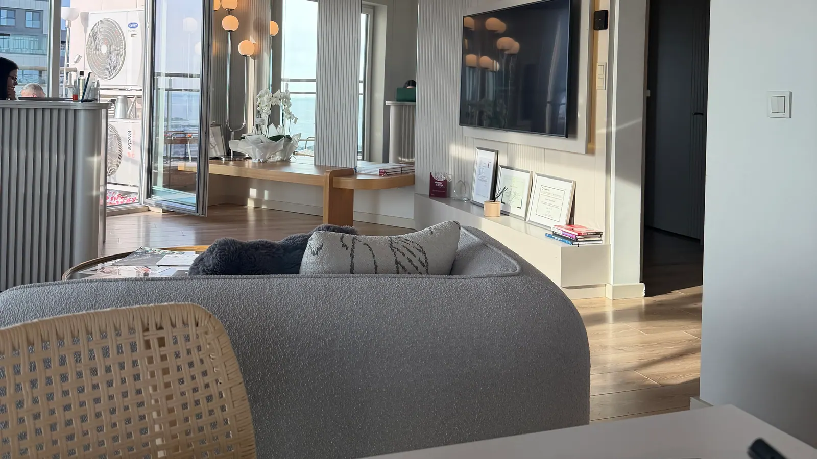 Bekleme alanı, pencere önü